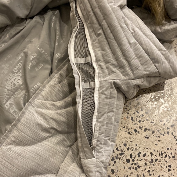 Oakley Ski Jacket size small - Picture 9 of 13